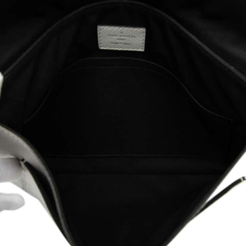 Louis Vuitton Taigarama Outdoor Flap Messenger White Leather Good condition - Model View