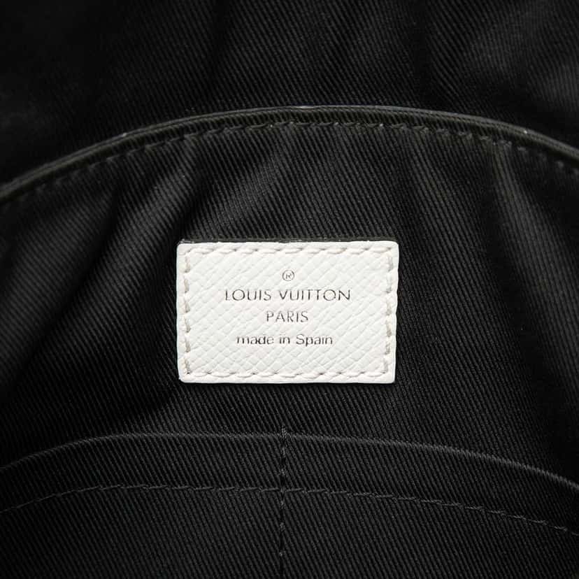 Louis Vuitton Taigarama Outdoor Flap Messenger White Leather Good condition - Box View