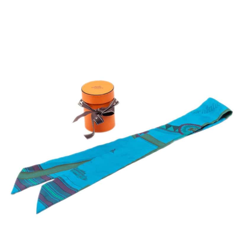 Hermès Couvertures et Tenues de Jour Surteint Silk Twilly Scarf Blue Silk Never worn - Model View