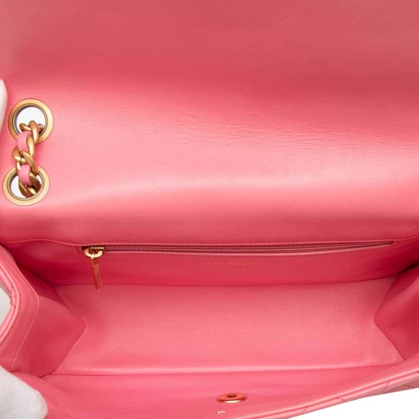 Chanel Medium Quilted Lambskin Logo Letters Chanel Touch Chain Flap Pink Leather Very good condition - Model View