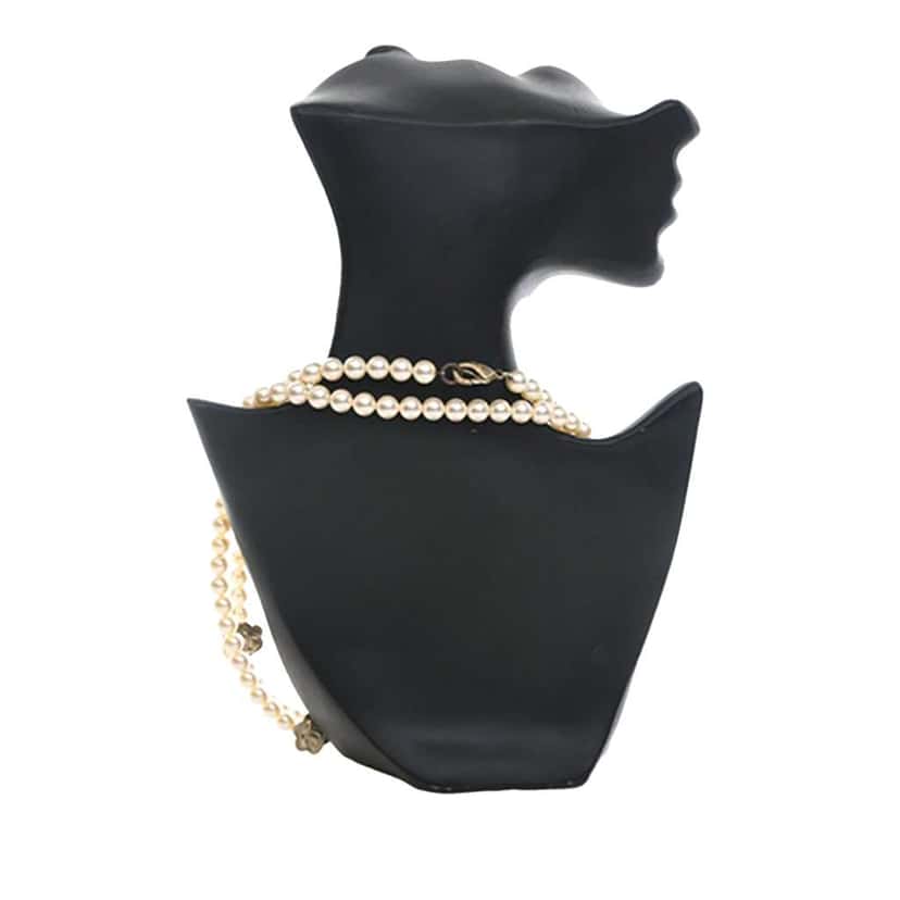 Chanel CC Faux Pearl Cluster Necklace White Very good condition - Model View