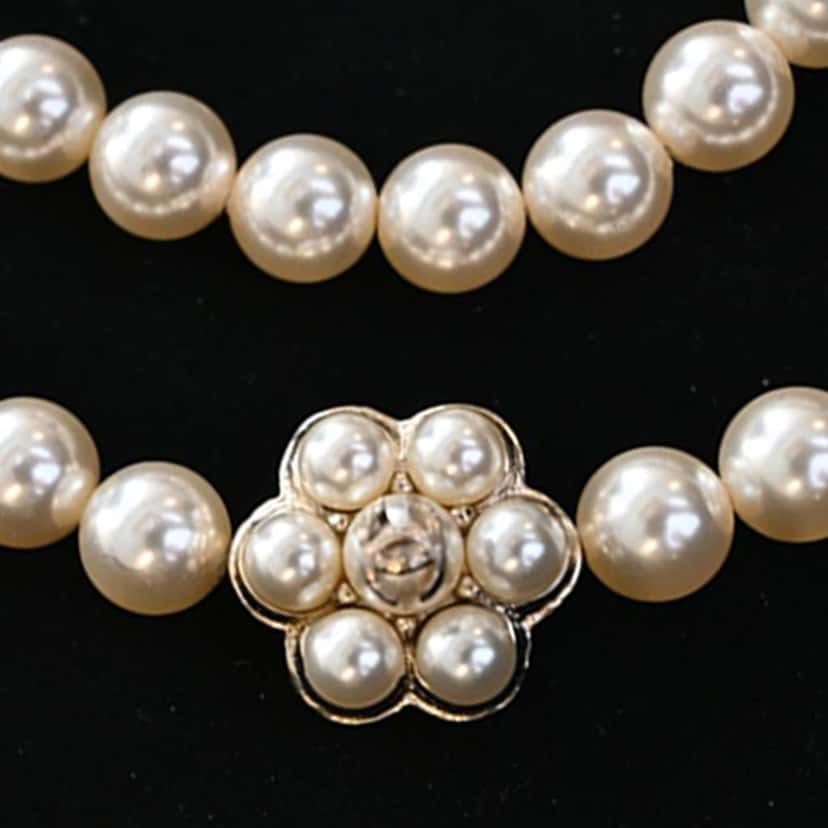 Chanel CC Faux Pearl Cluster Necklace White Very good condition - Box View