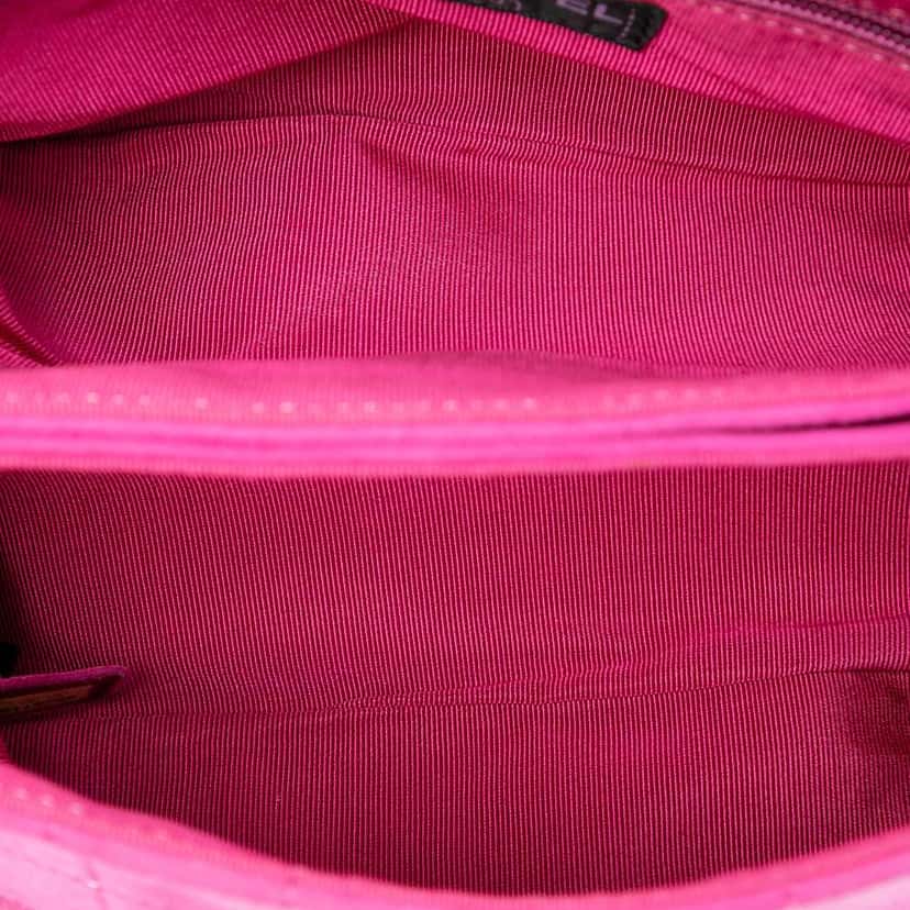 Chanel CC Choco Bar Suede Beaded Chain Flap Pink Leather Good condition - Model View