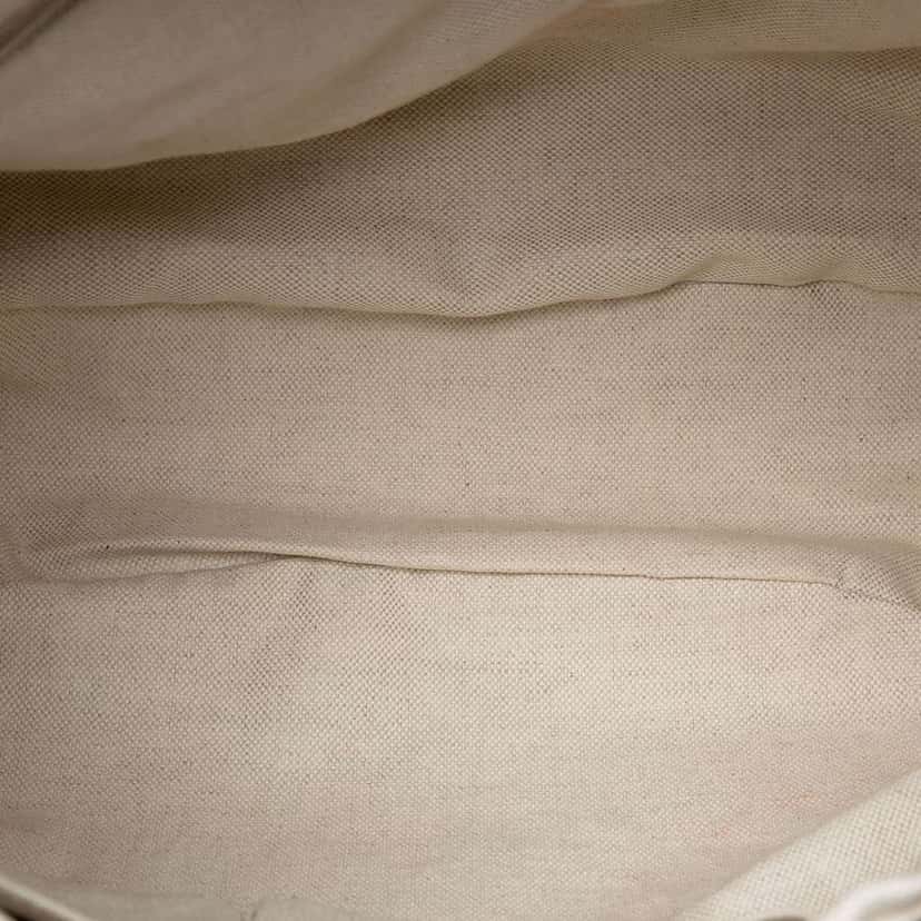 Gucci GG Canvas Sukey Shoulder Bag Beige Good condition - Model View