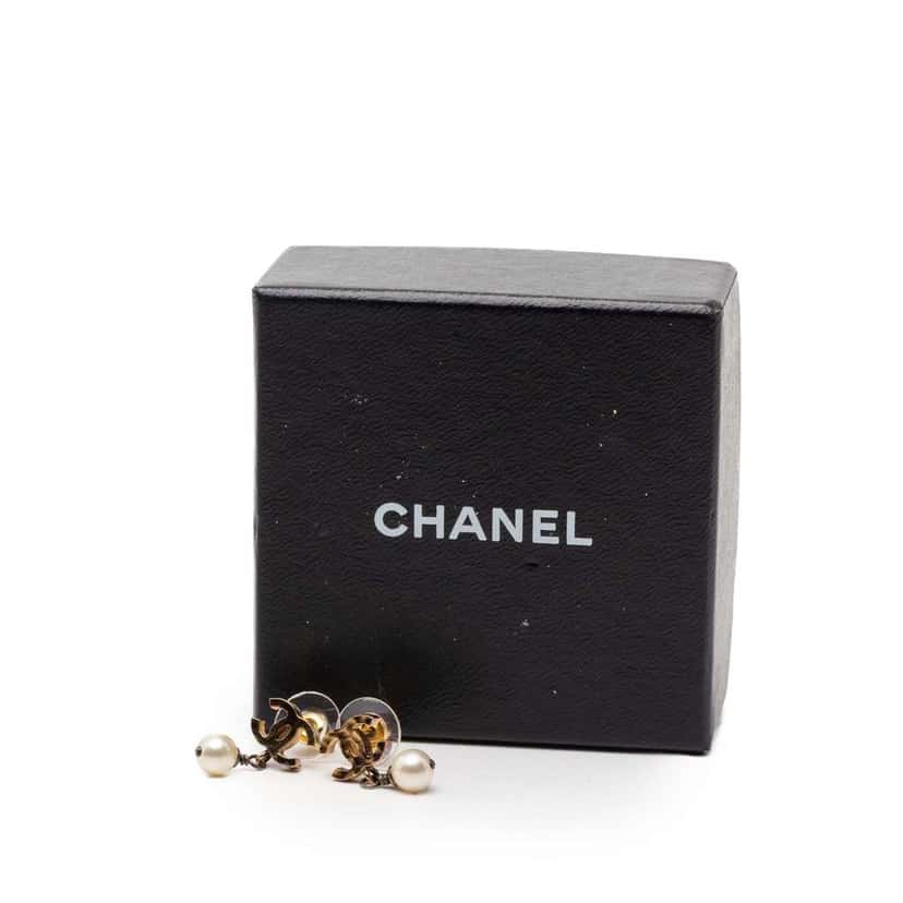 Chanel CC Gold Plated Faux Pearl Drop Push Back Earrings Gold Metal Good condition - Model View