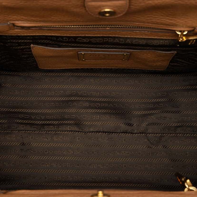 Prada Vitello Daino Front Pocket Open Convertible Tote Beige Leather Good condition - Model View