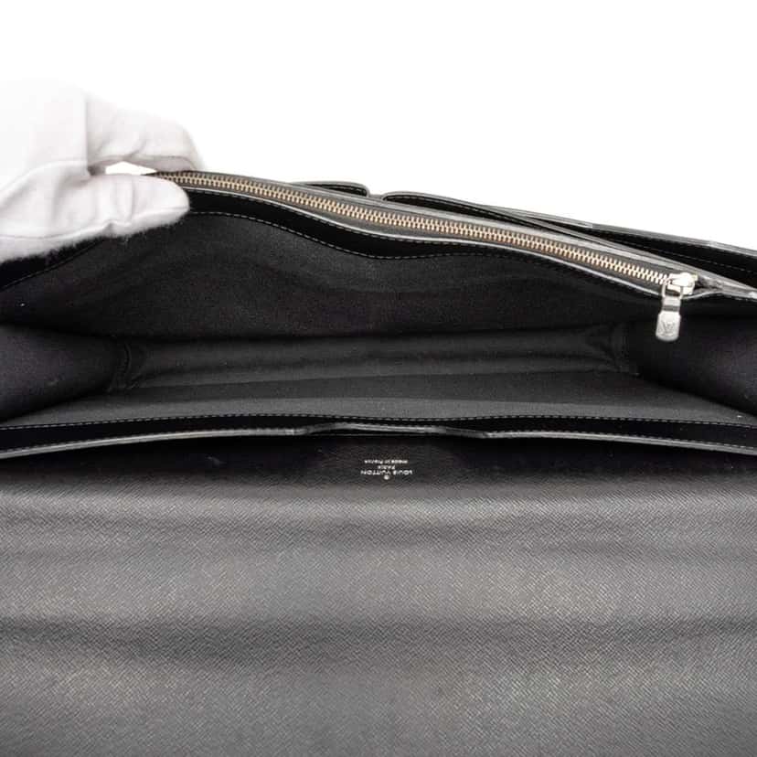 Louis Vuitton Taiga Robusto 1 Black Leather Very good condition - Model View