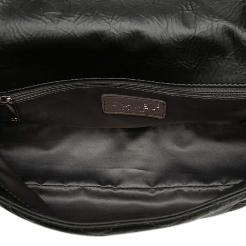 Chanel CC Glazed Quilted Calfskin Single Flap Black Leather Good condition - Model View