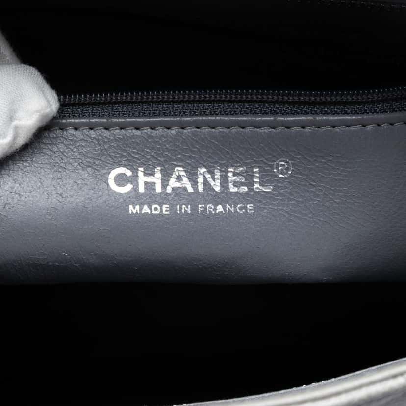 Chanel Caviar Medallion Tote Grey Leather Very good condition - Box View