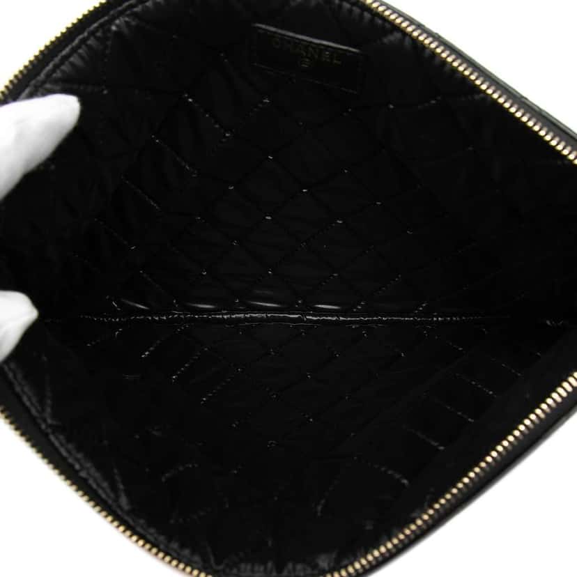 Chanel Medium Quilted Lambskin Camellia O Case Clutch Black Leather Good condition - Model View