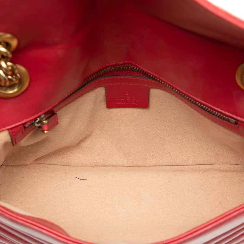 Gucci Medium GG Marmont Matelasse Leather Shoulder Bag Red Leather Very good condition - Model View