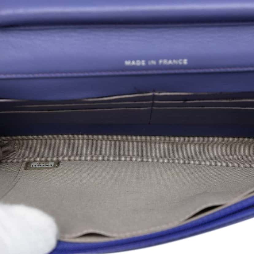 Chanel CC Patent Wallet On Chain Purple Leather Good condition - Model View