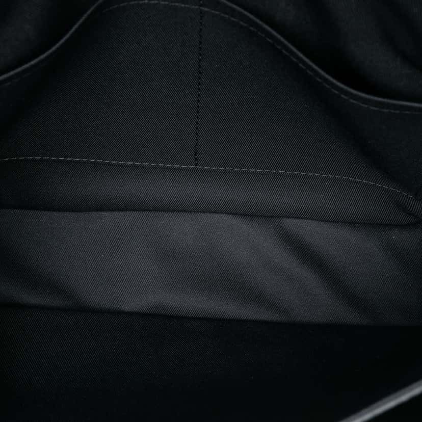 Louis Vuitton Taigarama Messengerama Black Good condition - Model View