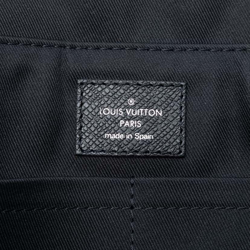 Louis Vuitton Taigarama Messengerama Black Good condition - Box View