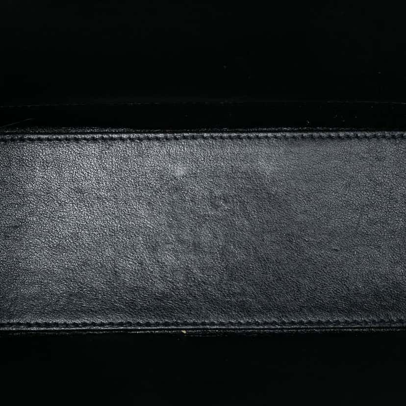 Chanel Grained Calfskin Flap Crossbody Black Leather Good condition - Model View