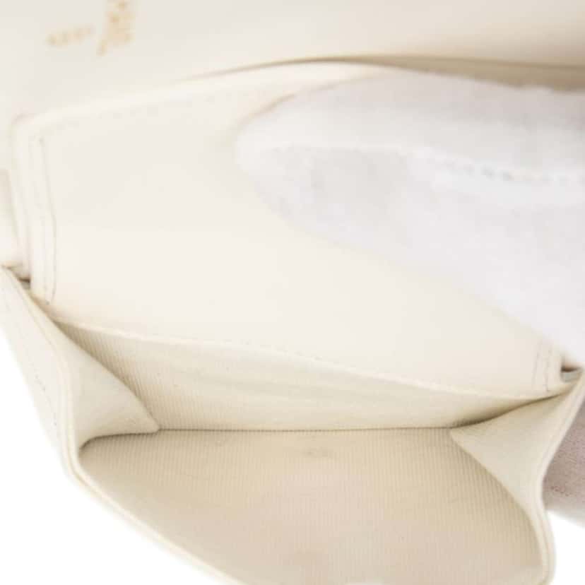 Chanel CC Quilted Lambskin Compact Bifold Wallet White Leather Good condition - Model View