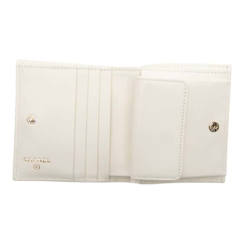 Chanel CC Quilted Lambskin Compact Bifold Wallet White Leather Good condition - Box View