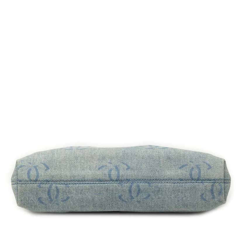 Chanel CC Printed Denim Zip Clutch Blue Denim Good condition - Inside View