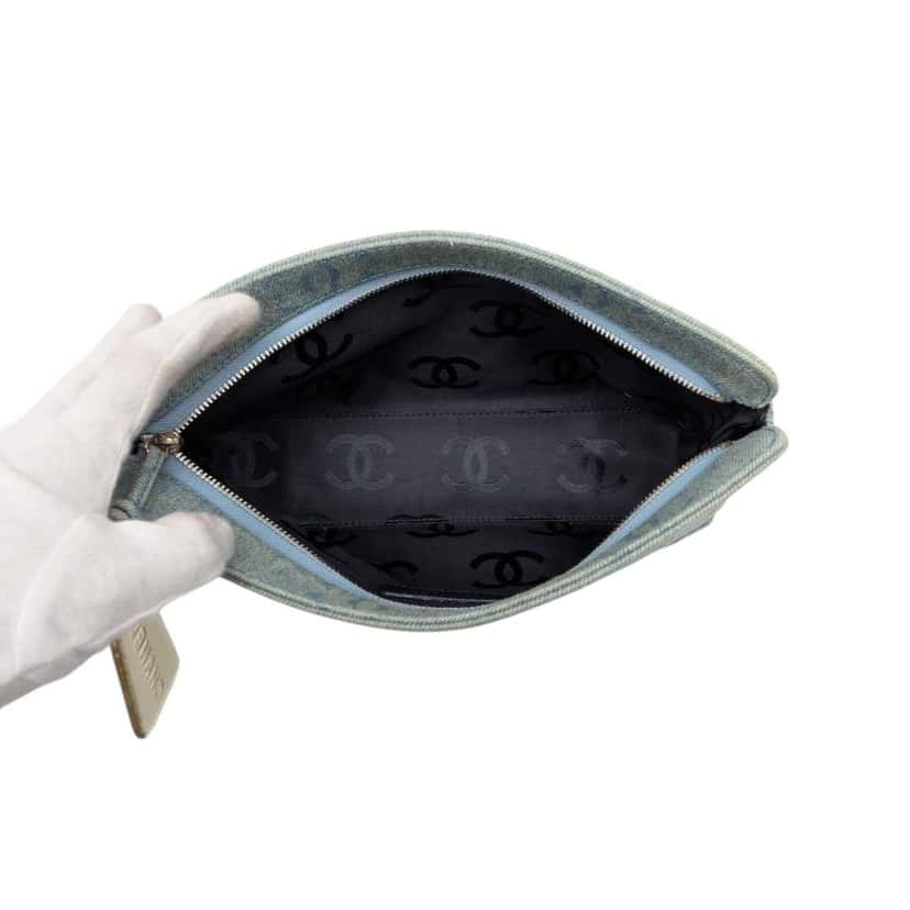 Chanel CC Printed Denim Zip Clutch Blue Denim Good condition - Model View