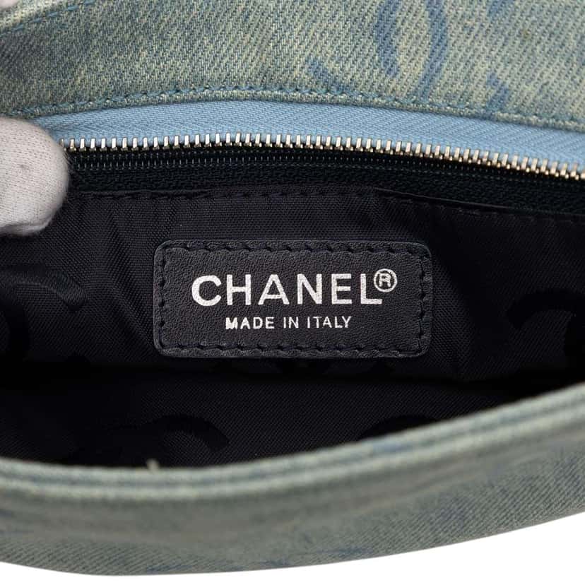 Chanel CC Printed Denim Zip Clutch Blue Denim Good condition - Box View