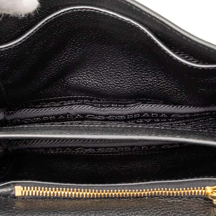 Prada Vitello Phenix Flap Crossbody Black Leather Good condition - Model View