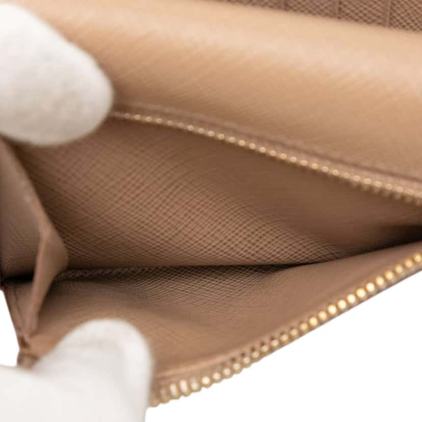 Prada Saffiano Trifold Envelope Wallet Beige Leather Good condition - Model View