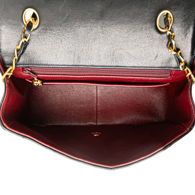 Chanel Medium Lambskin Diana Flap Black Leather Good condition - Model View