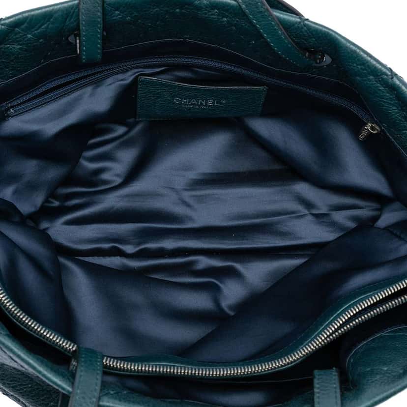 Chanel Large Glazed Calfskin On The Road Tote Green Leather Good condition - Model View