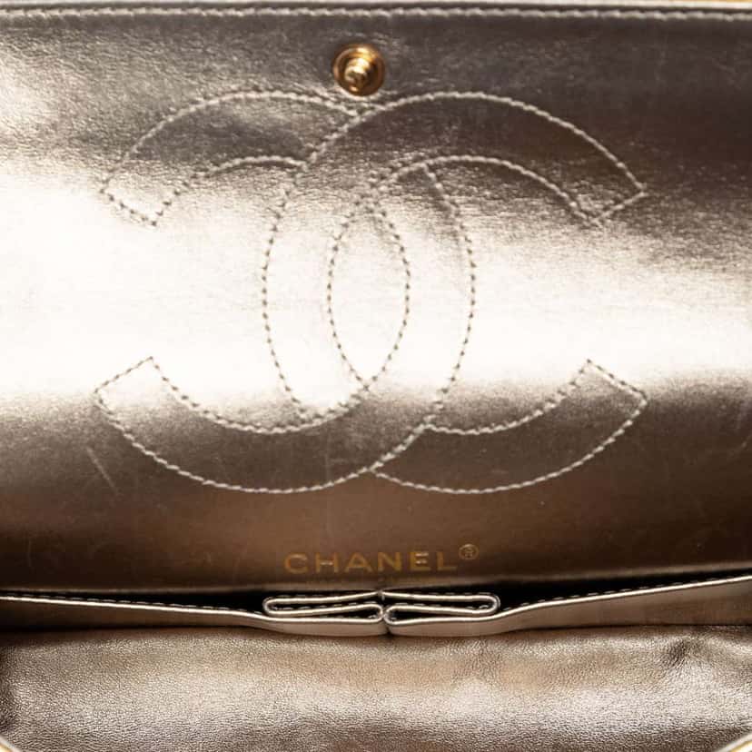Chanel Quilted Metallic Aged Calfskin Reissue 2.55 Double Flap 225 Gold Leather Good condition - Model View