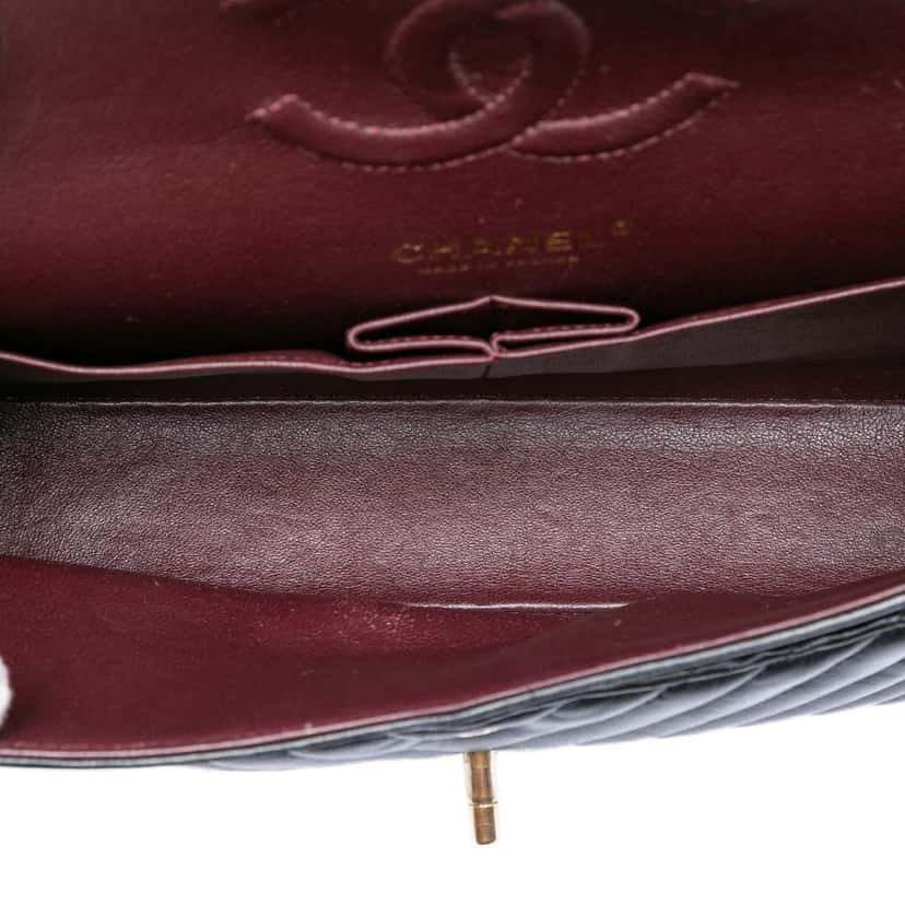 Chanel Medium Classic Chevron Lambskin Double Flap Black Leather Good condition - Model View