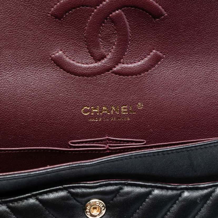 Chanel Medium Classic Chevron Lambskin Double Flap Black Leather Good condition - Box View