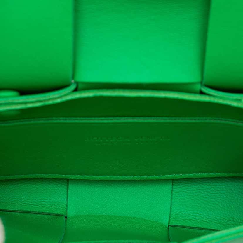 Bottega Veneta Candy Nappa Intrecciato Cassette Crossbody Green Leather Good condition - Model View