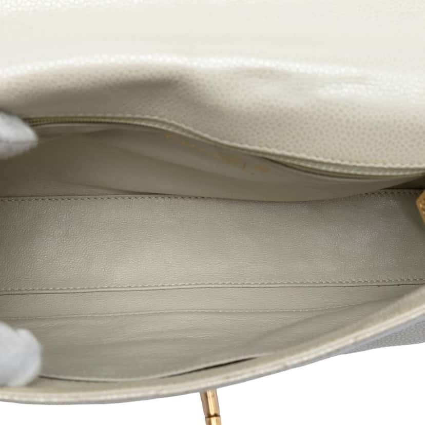 Chanel CC Diamond Quilted Caviar Shoulder Bag White Leather Good condition - Model View