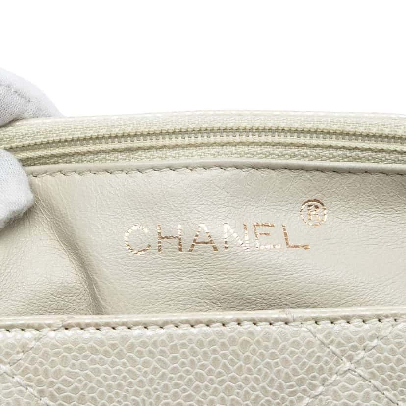 Chanel CC Diamond Quilted Caviar Shoulder Bag White Leather Good condition - Box View