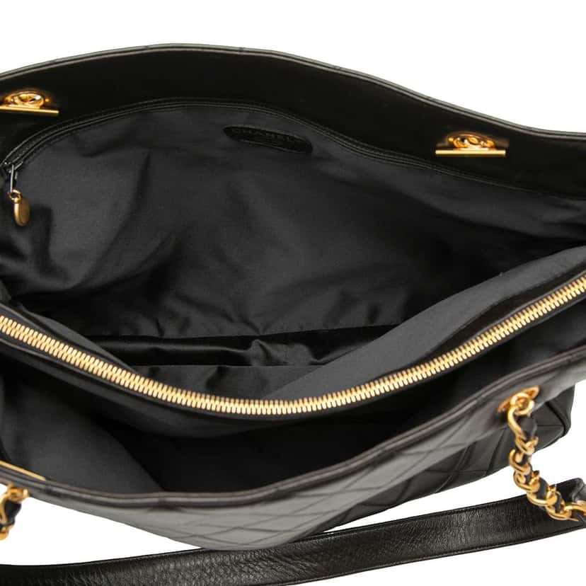 Chanel CC Quilted Lambskin Tote Black Leather Good condition - Model View