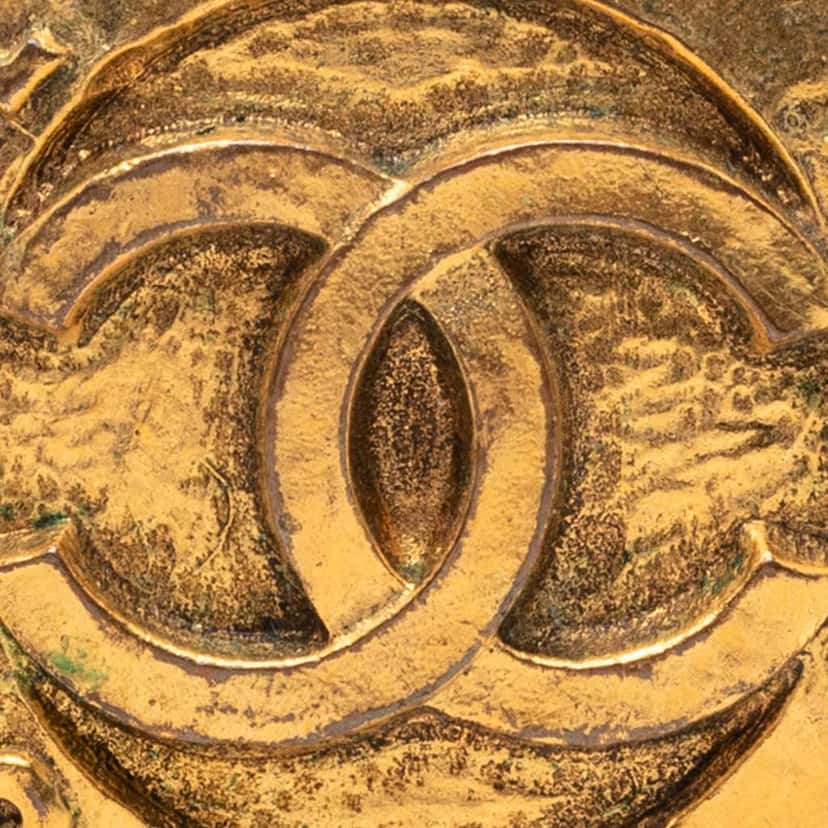 Chanel CC Gold Plated Round Clip On Earrings Gold Metal Very good condition - Model View