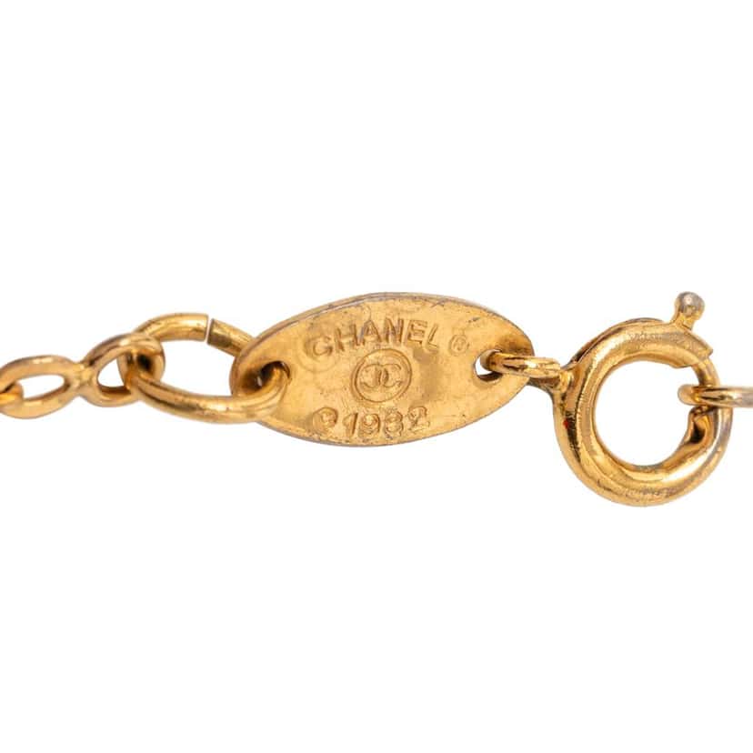 Chanel Gold Plated CC Pendant Necklace Gold Metal Very good condition - Model View