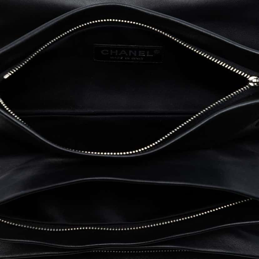 Chanel Lambskin Globe Emblem Clutch Black Leather Very good condition - Model View