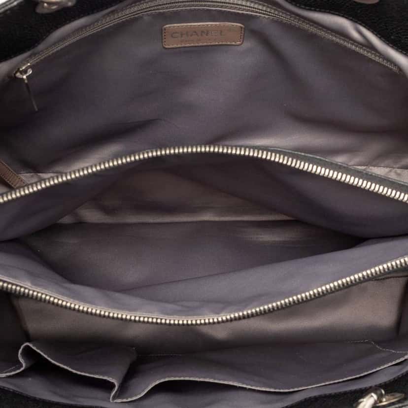 Chanel Caviar Grand Shopping Tote XL Black Leather Very good condition - Model View