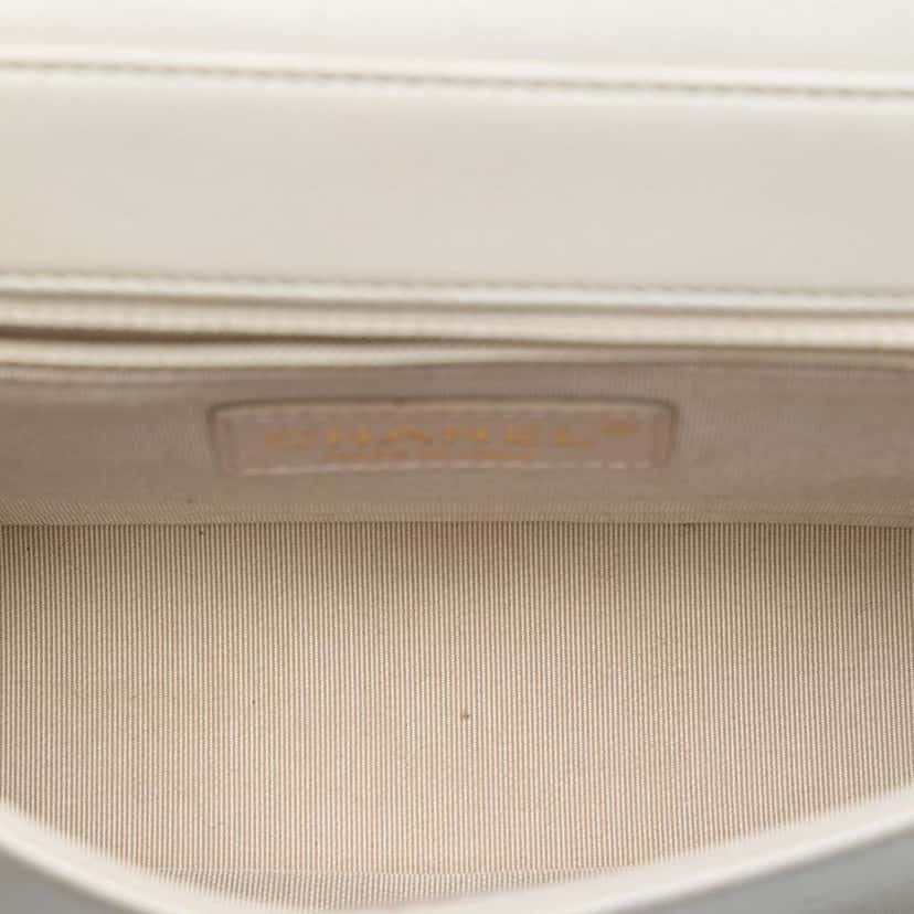 Chanel Medium Chevron Sheepskin Mademoiselle Vintage Flap White Leather Very good condition - Model View