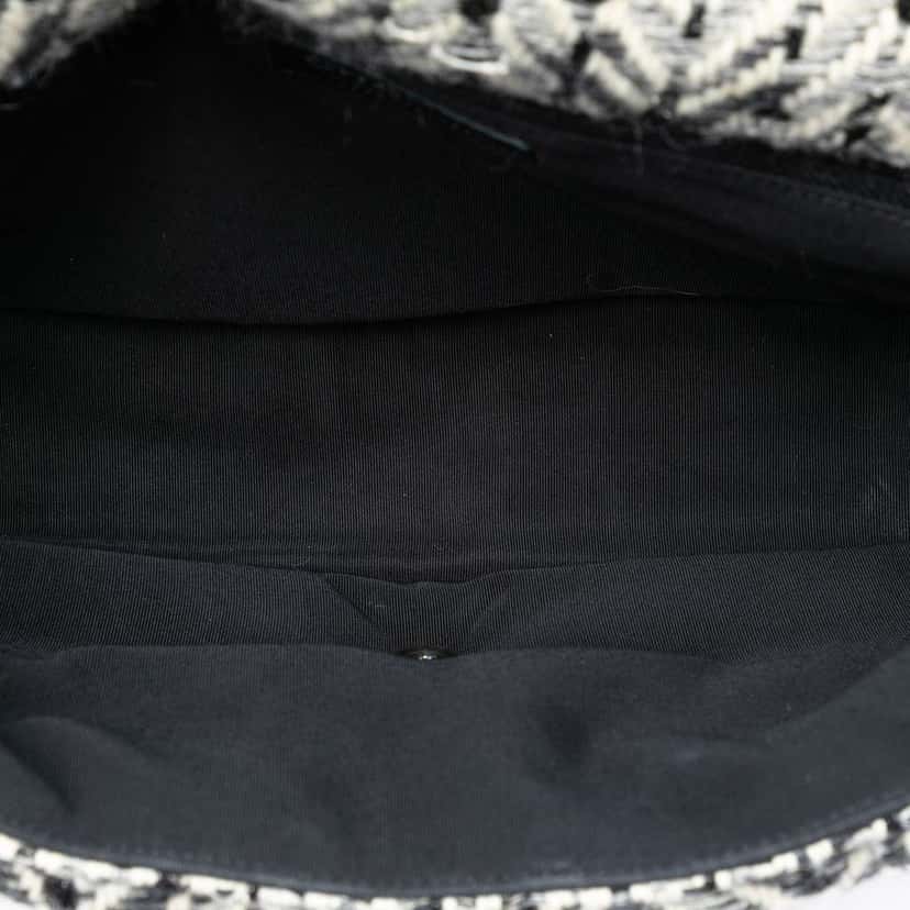 Chanel CC Herringbone Tweed Flap Black Tweed Very good condition - Model View