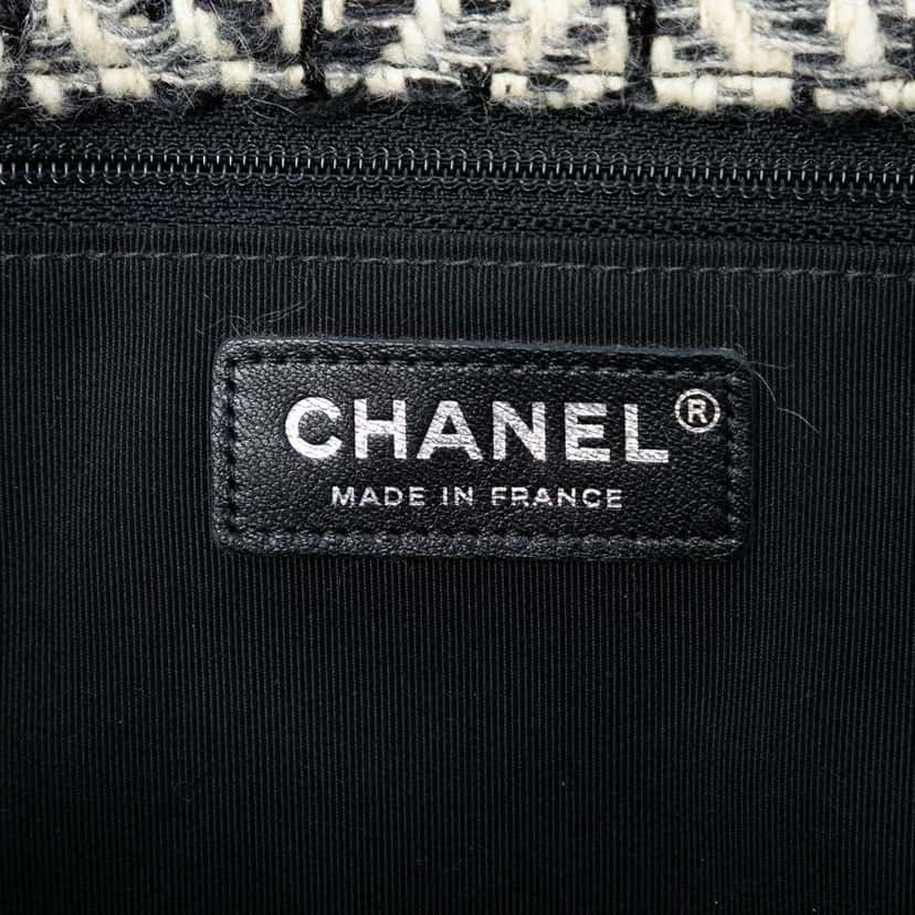 Chanel CC Herringbone Tweed Flap Black Tweed Very good condition - Box View