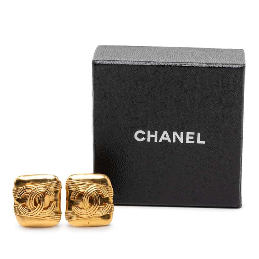 Chanel Gold Plated Wrapped CC Clip On Earrings Gold Metal Very good condition - Model View