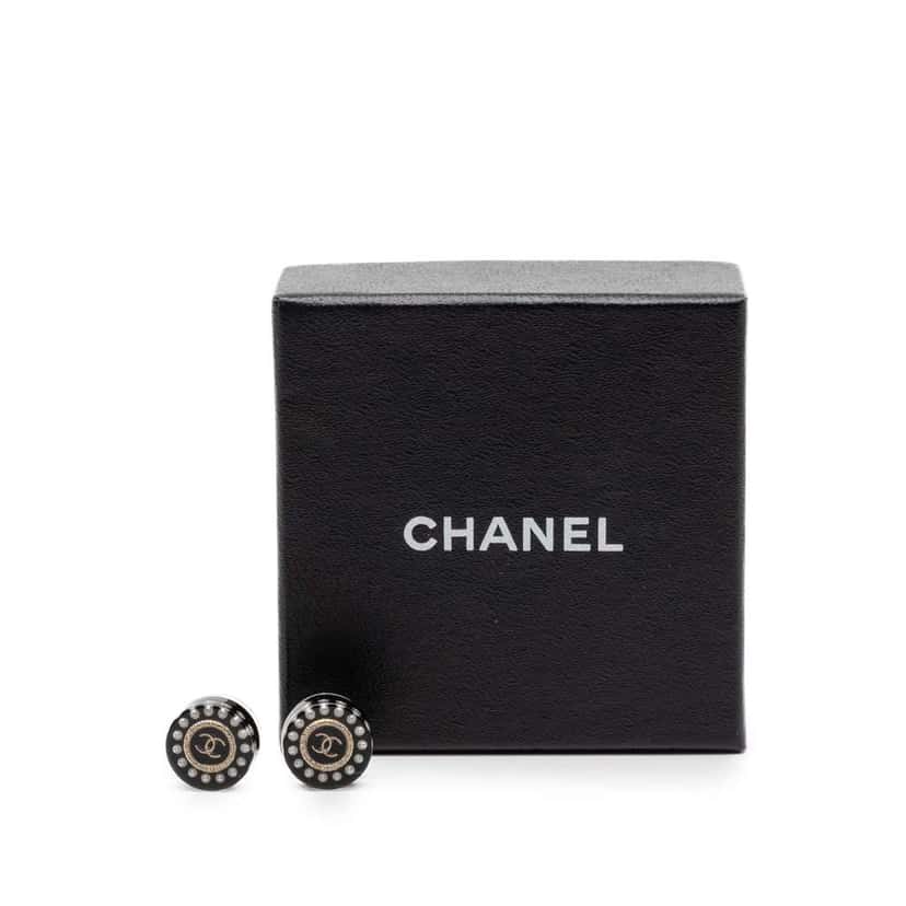 Chanel Resin Faux Pearl CC Round Push Back Earrings Black Very good condition - Model View