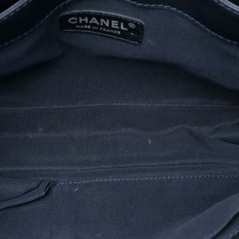 Chanel Medium Patent Boy Reverso Flap Black Leather Very good condition - Model View