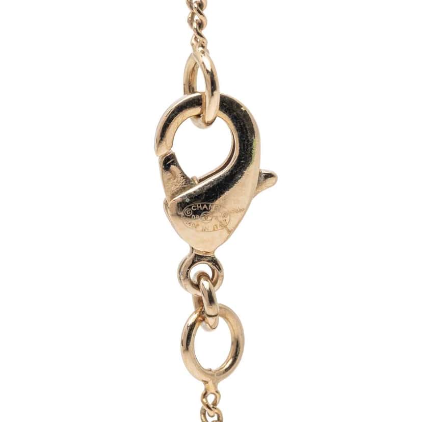 Chanel CC Gold Plated No 5 Perfume Bottle Pendant Necklace Gold Metal Very good condition - Model View