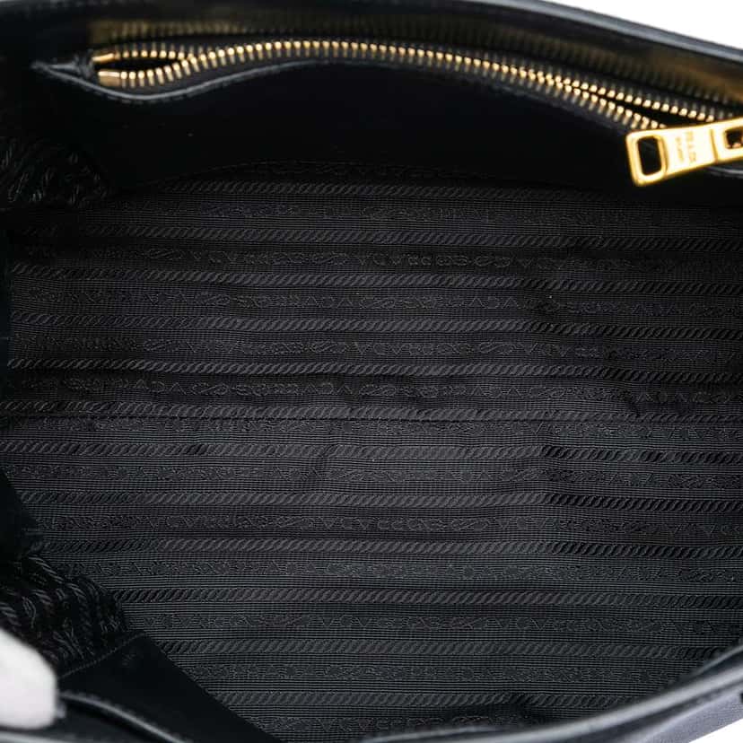 Prada Saffiano Cuir Monochrome Satchel Black Leather Very good condition - Model View