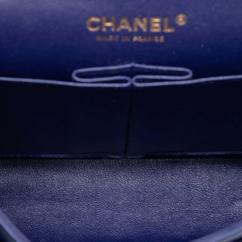Chanel Medium Classic Chevron Lambskin Double Flap Blue Leather Very good condition - Model View