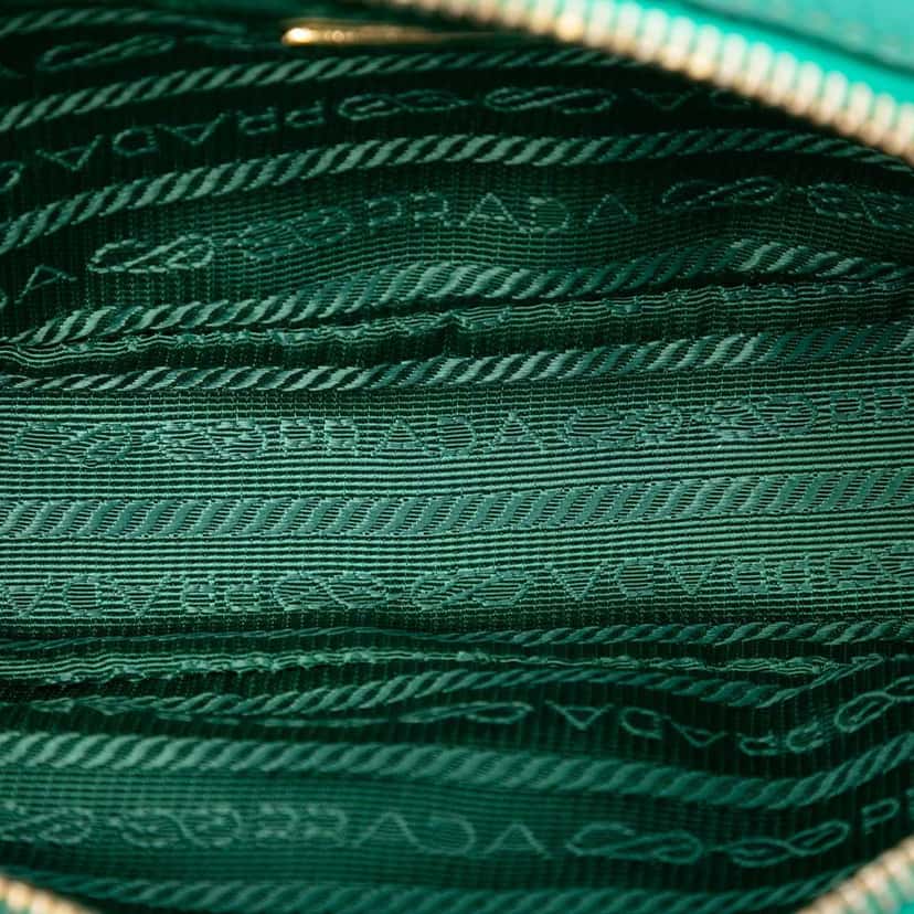 Prada Mini Vitello Daino Camera Bag Green Leather Very good condition - Model View