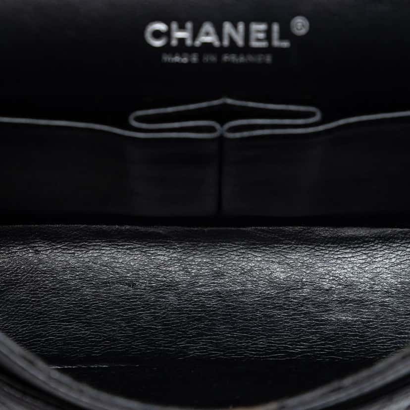 Chanel Medium Classic Caviar Double Flap Black Leather Very good condition - Model View